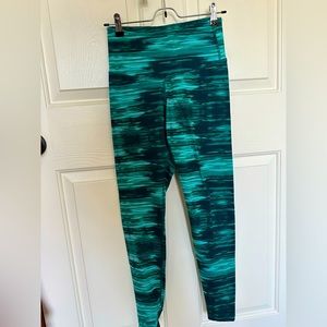 Small turquoise patterned leggings!